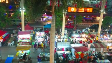 Patong, Tayland - 1 Mayıs 2019: Birçok sokak gıda tezgahları, açık hava kafeleri ve giyim mağazaları ile Banzaan Gece Pazarı Panorama, uzun sütunlar ile dev gölgelik altında bulunan, Patong Mayıs 1