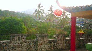 Parlak akşam güneşi kırmızı fener ile dekore pavyon, çin Yunnan köyü Santichon, Tayland süpürme çatı ile görülür