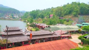 Ban Rak Tay, Tayland - 6 Mayıs 2019: Tepeden Mae Aw çay köyü Panorama, çay evleri, küçük evler ve Mae Sa-Nga göl süpürme Çin çatıları gözlemleyerek, Mayıs'ta 6 Ban Rak Tay, Tayland