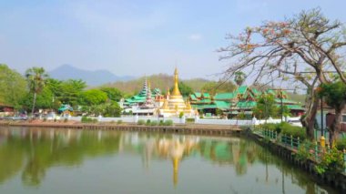 Nong Kham gölü nün dolgu bir yürüyüş ve izlemek için güzel bir yerdir tarihsel Wat Chong Kham ve Wat Chong Klang Birmanya tarzı tapınaklar, Mae Hong Son, Tayland