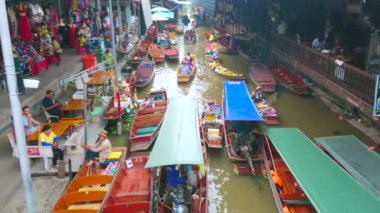 Damnoen Saduak, Tayland - 13 Mayıs 2019: Yüzen pazar sabah aktivitesi ni izleyin, turistler klong tekne (kanal) ve bazı hediyelik eşya ve gıda alışveriş yapmak, Damnoen Saduak Mayıs 13