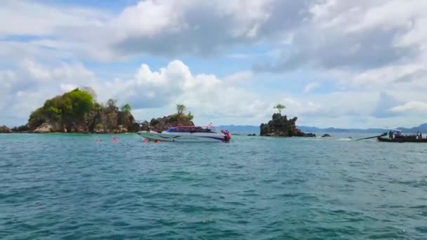 Phuket Thailand Mei 2019 Toeristen Arriveerden Het Eiland Khai Nui — Stockvideo