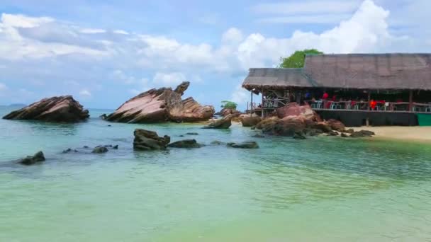 在凯奈岛海岸沿海岩石与咖啡馆和餐馆的老高跷小屋 普吉岛 — 图库视频影像