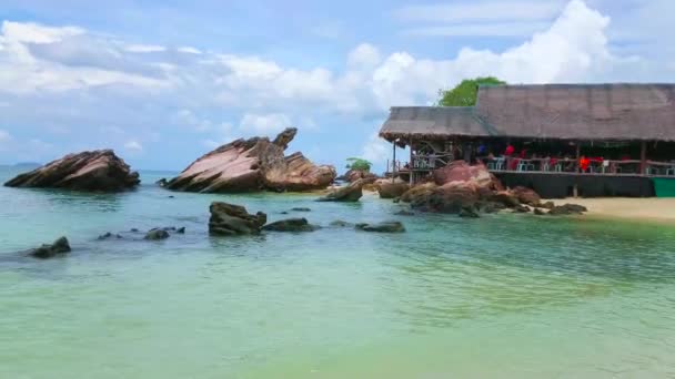 Las Rocas Costeras Orilla Isla Vecina Khai Nai Con Antiguas — Vídeos de Stock