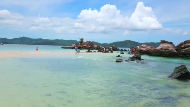 Phuket Thailand Mei 2019 Vakantiegangers Verkennen Rotsen Van Khai Nai — Stockvideo