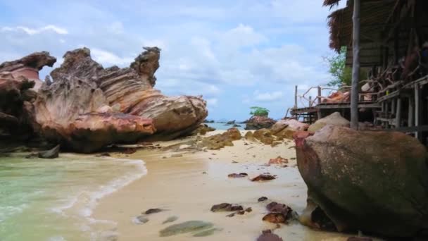 Ακτή Της Άμμου Του Νησιού Νάι Είναι Καλυμμένη Τεράστιους Βράχους — Αρχείο Βίντεο