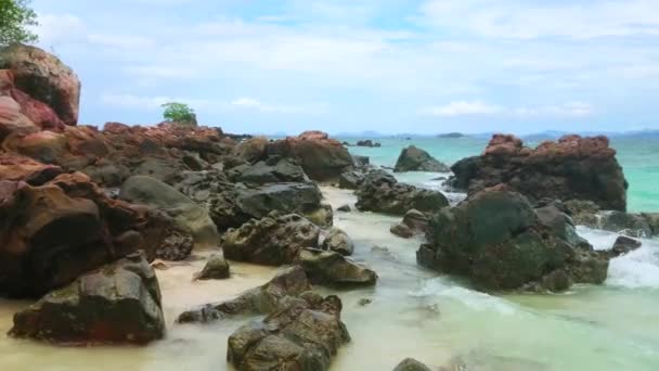 Paisagem Rochosa Costeira Ilha Khai Nai Com Vista Para Muitas — Vídeo de Stock