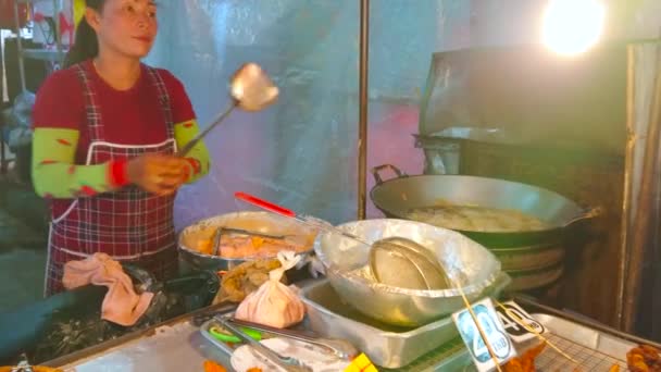 Patong Thaïlande 1Er Mai 2019 Vendeur Cuisine Poulet Frit Dans — Video