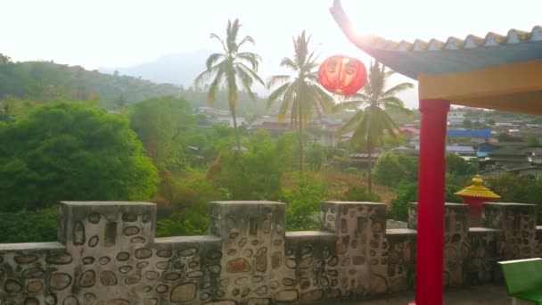 灿烂的傍晚的阳光透过亭子的屋顶上 装饰着红灯笼 中国云南的桑蒂钦村 — 图库视频影像