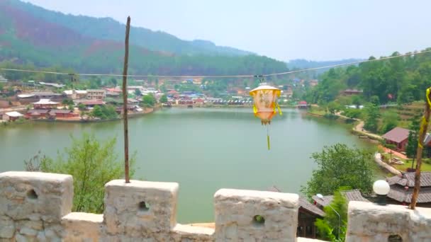 반락타이 Mae 마을의 도이판 사응가 호수와 경사면 — 비디오