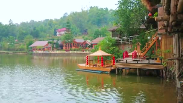 Orilla Del Lago Mae Nga Con Vistas Colinas Verdes Pequeñas — Vídeo de stock