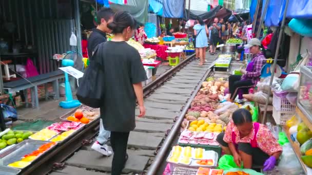 Maeklong Thailand Maj 2019 Turisterna Och Besökarna Går Längs Järnvägen — Stockvideo