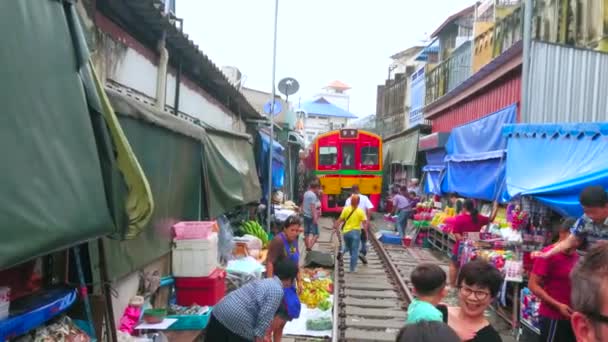 Maeklong Tajlandia Maja 2019 Sprzedawcy Rozłożone Parasole Namioty Układają Swoje — Wideo stockowe