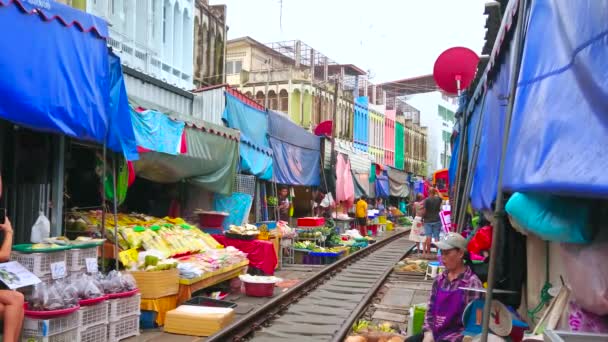 Maeklong Tajlandia Maja 2019 Sprzedawcy Małych Straganów Złożyć Parasole Namioty — Wideo stockowe