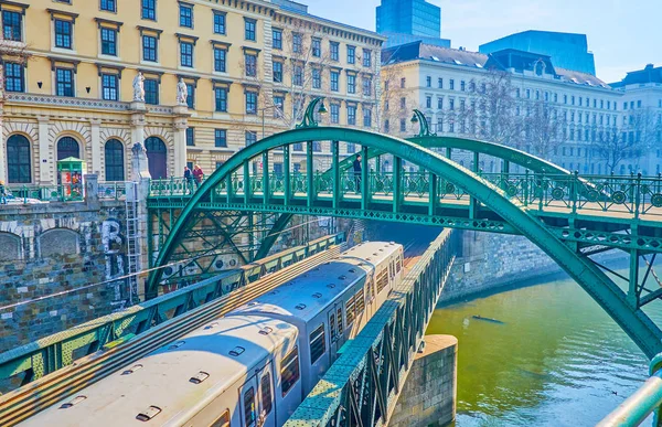 The metro train on the railway bridge in Vienna, Austria — Stock Photo, Image