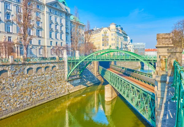 De bruggen over de rivier de Wien, Wenen, Oostenrijk — Stockfoto