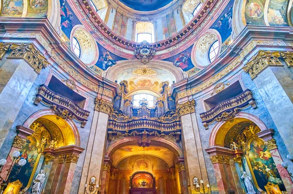 El órgano de tubos sobre la entrada de Peterskirche en Viena, Aus — Foto de Stock