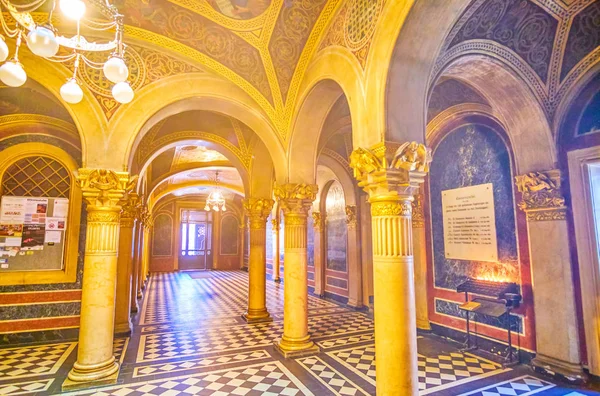 O corredor arqueado na igreja grega em Viena, Áustria — Fotografia de Stock