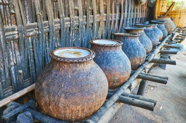 Palmiye suyu ile kil kavanoz, Bagan, Myanmar