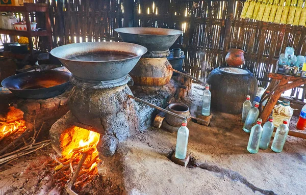 Destilace silného palmového alkoholu, Bagan, Myanmar — Stock fotografie