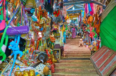 Popa Taung Kalat galerisinde pazar, Myanmar