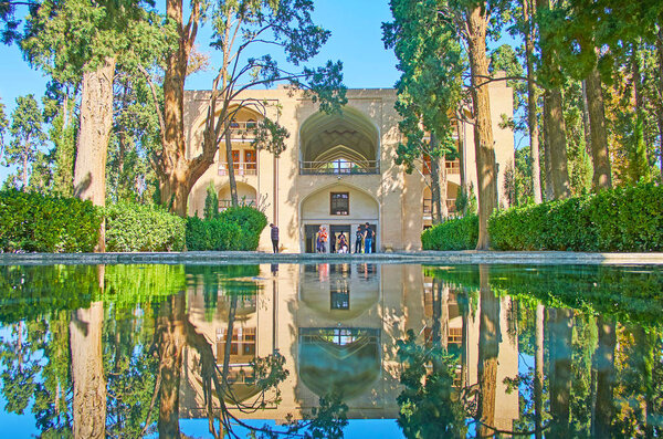 Чистая вода главного бассейна Фин Гарден, Кашан, Иран
