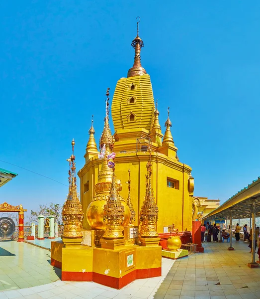 Sierlijke heiligdom van Popa Taung kalat klooster, Myanmar — Stockfoto