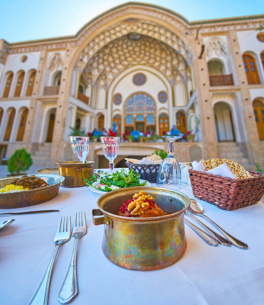 Koofteh Tabrizi в традиционном ресторане Кашана, Иран
