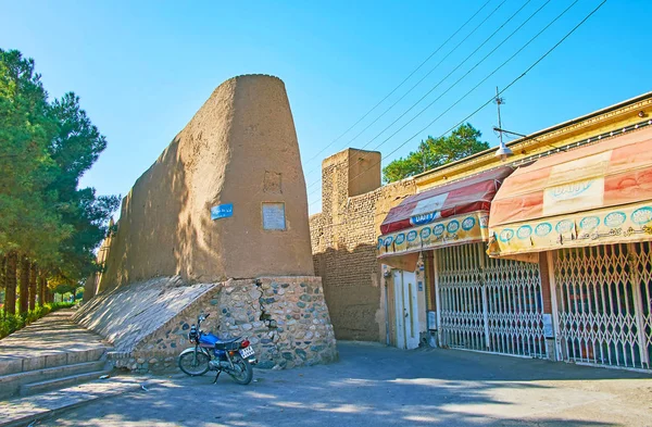 A rua com muralha de fortaleza, Kashan, Irão — Fotografia de Stock