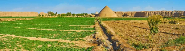 Pirâmides Yakhchal entre os campos em Ghaleh Jalali, Kashan, Ira — Fotografia de Stock