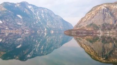 Salzkammergut pastoral doğası harika Alpler ve açık göller ile ünlüdür, Hallstattersee en muhteşem Mekanlar, rocky Dağları ve bulutlu gökyüzü, Avusturya yansıtan biridir.