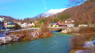 Bad Ischl, Avusturya - 23 Şubat 2019: 23 Şubat'ta Bad Ischl'de, ormanlar ve karlı Alp zirveleriyle çevrili hızlı akan Traun nehri manzaralı doğal kaplıca tesisinin dağ manzarası.