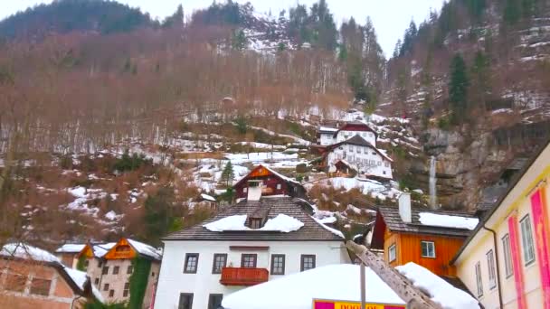 サルツバーグ山とラバロッシュ滝周辺の岩の斜面に位置する木造の屋根の民家ハルシュタット ザルツカンマーグート オーストリア — ストック動画