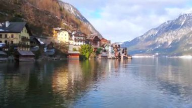 Hallstattersee gölünden Hallstatt şehir gözlemlemek, küçük renkli evler dik dağ yamacını kapsayacak ve banka boyunca uzanan, Salzkammergut, Avusturya.