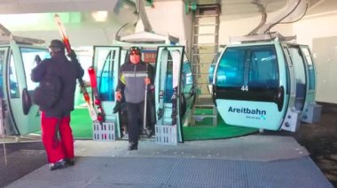 Zell Am See, Avusturya - 28 Şubat 2019: Kayakçılar Schmitten Dağı 'nın zirvesine ulaştılar ve 28 Şubat' ta Zell Am 'de spor ekipmanlarıyla Areitbahn teleferiğinin gondolundan çıktılar..