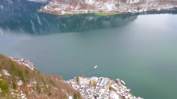 ザルツベルク山頂 ハルシュタット ザルツカマーグート オーストリアからのハルシュタゼー湖と浮遊フェリーの澄んだ表面の航空写真 — ストック動画