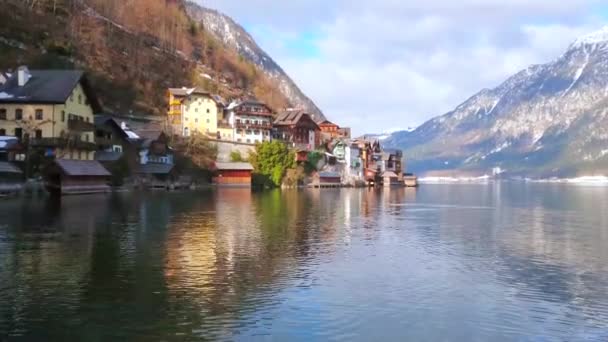 Observe Ciudad Hallstatt Desde Lago Hallstattersee Pequeñas Casas Coloridas Cubren — Vídeo de stock