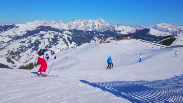ツェル オーストリア 2019年2月28日 シュミッテン山の斜面から冬のアルプスの風景を楽しむ 前景にスキーヤーやボーダーに乗って ツェルアムゼーで2月28日 — ストック動画