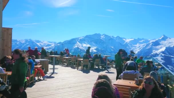 ツェル オーストリア 2019年2月28日 スキーヤーや他のスポーツマンは 2月28日にツェル ゼーで シュミッテン山の上に日当たりの良いオープンエアラウンジレストランを楽しみます — ストック動画