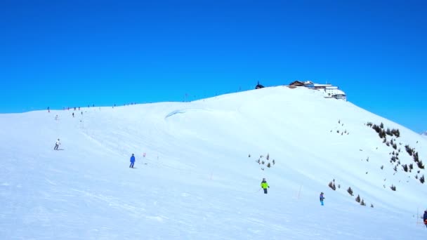 Den Snöbundna Sluttningen Schmitten Mount Med Skidåkare Och Snowboardåkare Ridning — Stockvideo