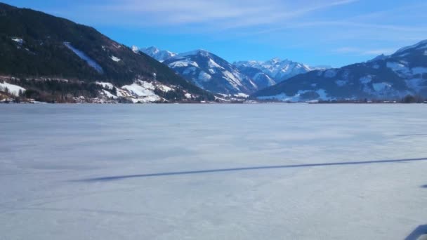 Elisabeth parkta yürüyün ve donmuş Zeller alp dağ vadisinde bulunan göl görmek izlemek, Zell See, Avusturya