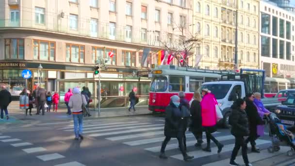 奥地利维也纳 2019年2月18日 2月18日 在维也纳 当地人和游客正在歌剧院旁边的人行横道上穿越繁忙的环城大道 — 图库视频影像