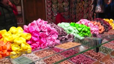 Viyana, Avusturya - 17 Şubat 2019: 17 Şubat 2019'da Viyana'da Rathaus fuar tezgahının tezgahında renkli paketlerhalinde zencefilli çörek, şeker, tuz, çikolata ve diğer soslar