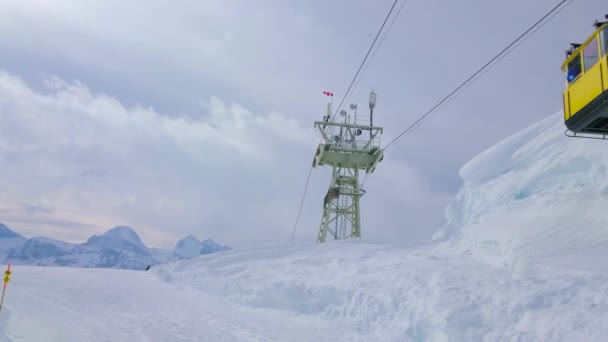 Obertraun Austria Febrero 2019 Góndola Amarilla Del Teleférico Recorre Ladera — Vídeos de Stock