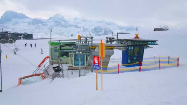 奥地利奥伯特劳恩 2019年2月21日 2月21日在奥伯特拉翁的达赫斯坦 克里普斯坦滑雪胜地萨尔茨卡默古特的雪坡中的椅子升降机站 — 图库视频影像