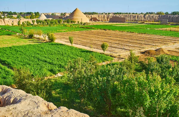 Yakhchal hűtőszekrények az iráni Kashan mezőgazdasági földjén — Stock Fotó