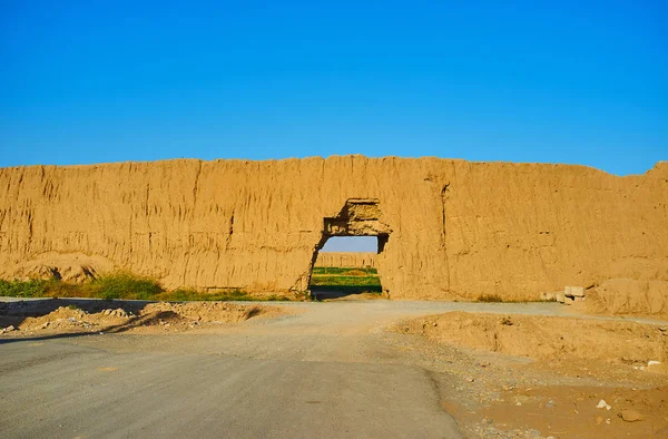 L'écart dans le mur de Ghaleh Jalali fortres, Kashan, Iran — Photo