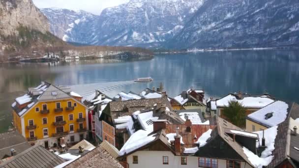 Karlı Çatılar Yüzen Feribot Manzarası Ile Eski Hallstatt Şehir Silüeti — Stok video