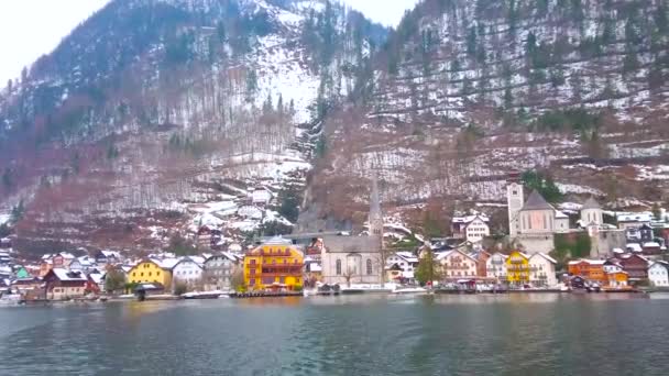 ハルシュタット オーストリア 2019年2月25日 ハルスタッター湖に沿ったボート旅行は ハルシュタットで2月25日に 伝統的な建築と旧市街を観察するのに最適です — ストック動画