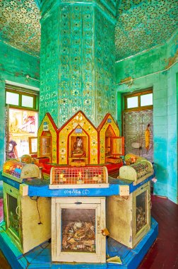 Taung Kalat Tapınağı tapınağında süslü sütun, Popa, Myanmar